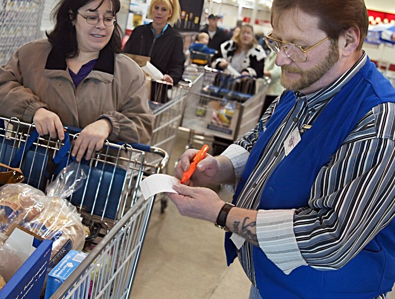 Сотрудник супермаркета. Costco создатель. Магазин Близнецы. Costco shopping. Costco workers in Store.