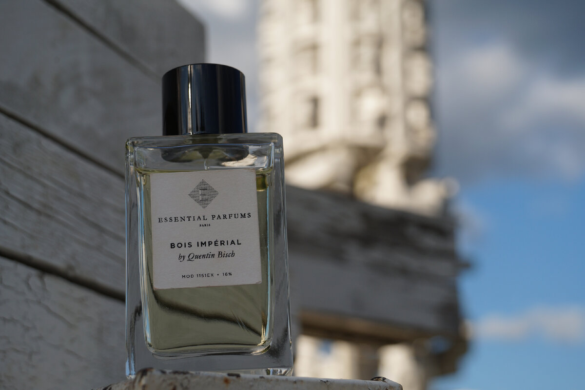 Essential bois imperial обзоры. Парфюм essential parfums bois imperial. Эссеншиал парфюм бойс империал упаковка. Эссеншиал парфюм империал. Essential parfums bois imperial.