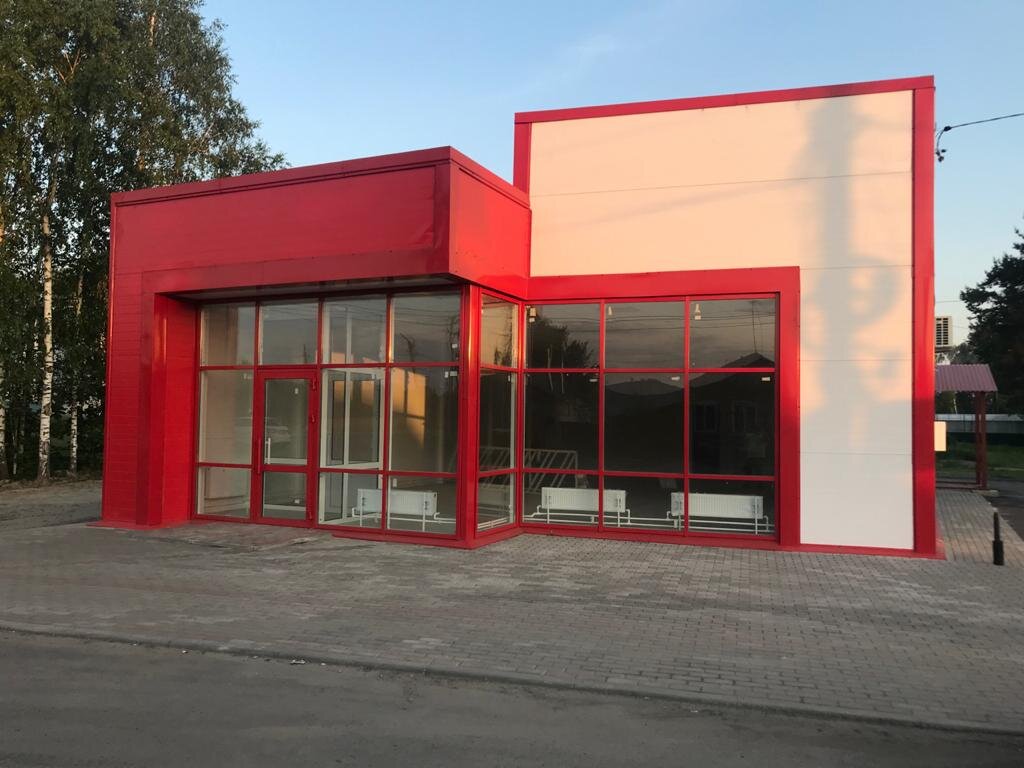 Магазин, построенный из сэндвич-панелей одного из популярных тонов покрытия.