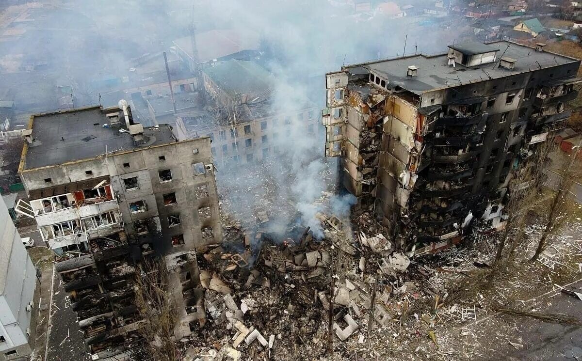 Мариупольский драмтеатр взорвали. Бородянка украина 2022. Дым пожар. Мариуполь драмтеатр авиаудар. Драмтеатр мариуполь 2022.