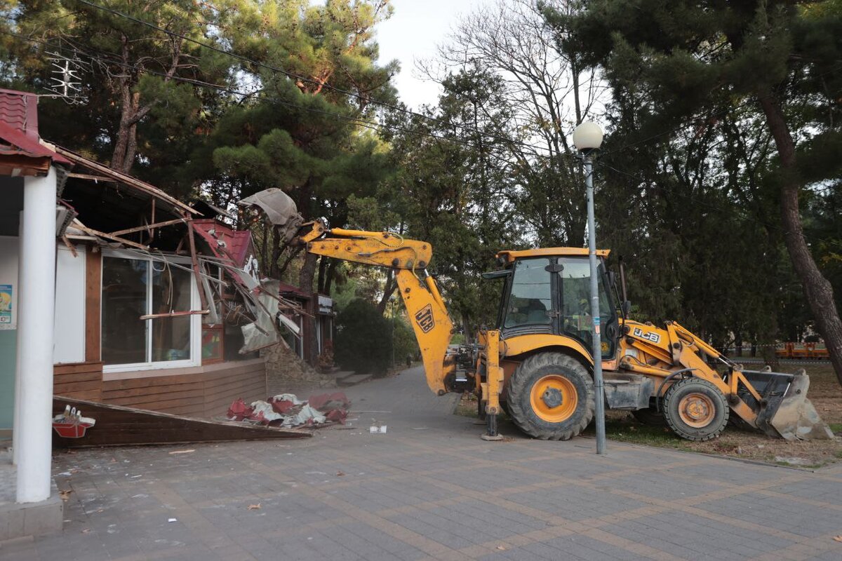 Снос кафе на Театральной площади в Анапе (1 ноября 2023)