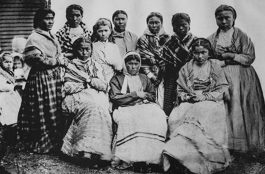 Алеутские девушки из алеутской школы, фотография конца 19 века