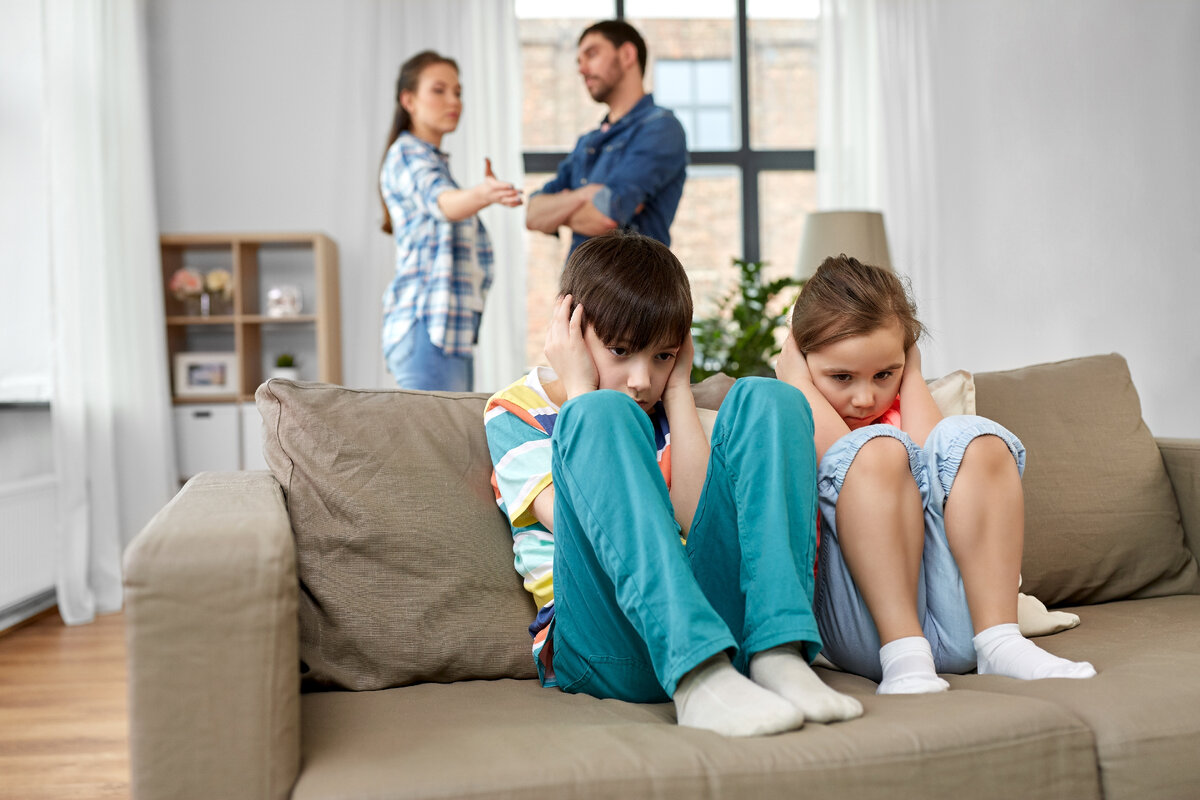 Пока родители. Quarrels between children and parents. Неуважительное отношение ребенка. Quarrels at Home. Sibling are quarrelling at Home.