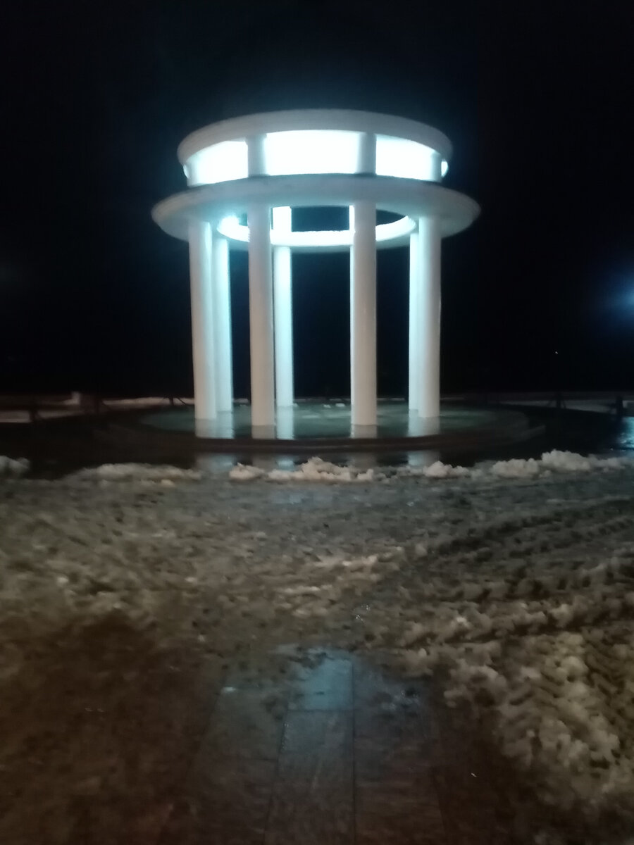 Ротонда на набережной вечером. Сегодня очень плохая погода: мокрый снег, дождь и шквальный ветер. 
