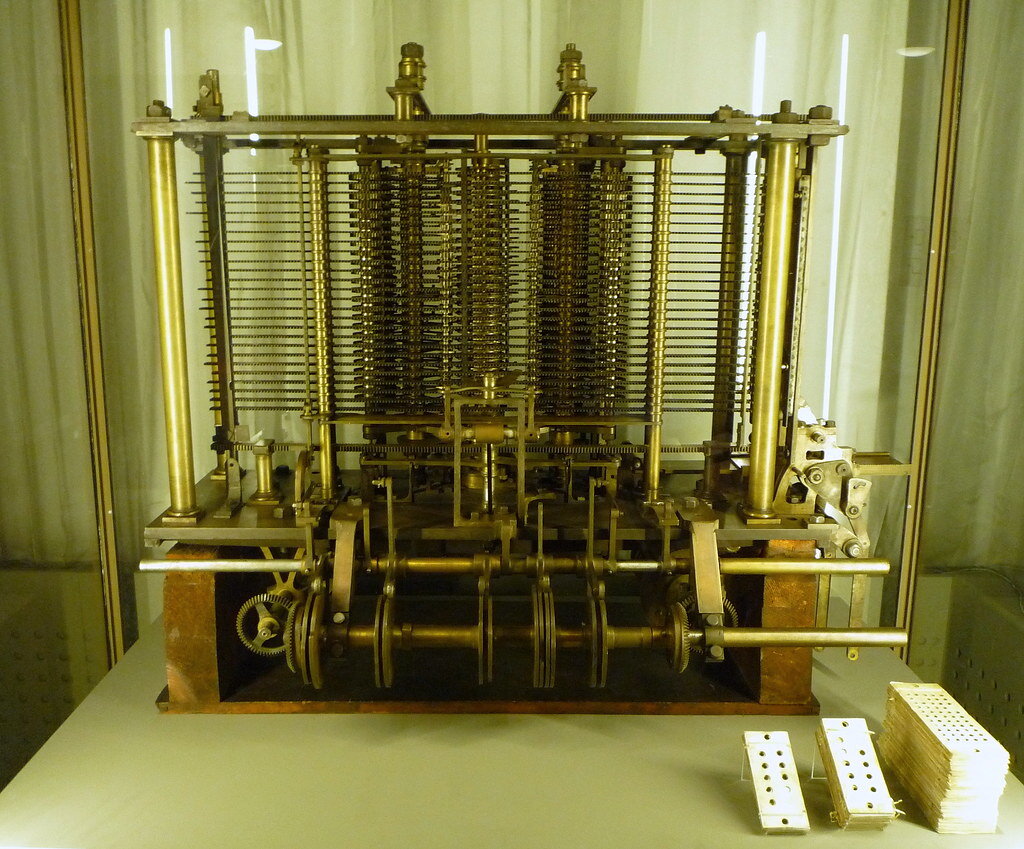 Different engine. Машина Чарльза Бэббиджа. Чарльз Бэббидж вычислительная машина. Чарльз Бэббидж разностная машина аналитическая. Первая вычислительная машина Чарльза Бэббиджа.