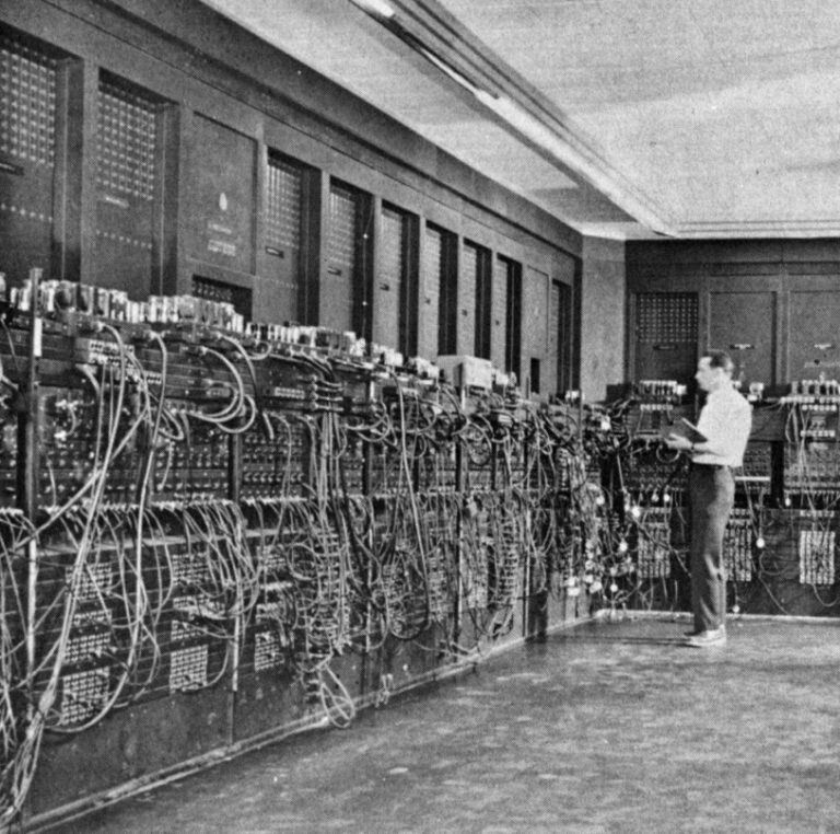 The first computer was. Компьютер Eniac 1946. ЭНИАК 1946 год. Eniac США 1946 Г. Первая ЭВМ Eniac.