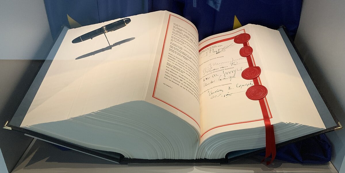 Маастрихтский договор (на 10 языках), открытый на странице с подписями и печатями министров, представляющих глав государств Бельгии, Дании, Германии и Греции