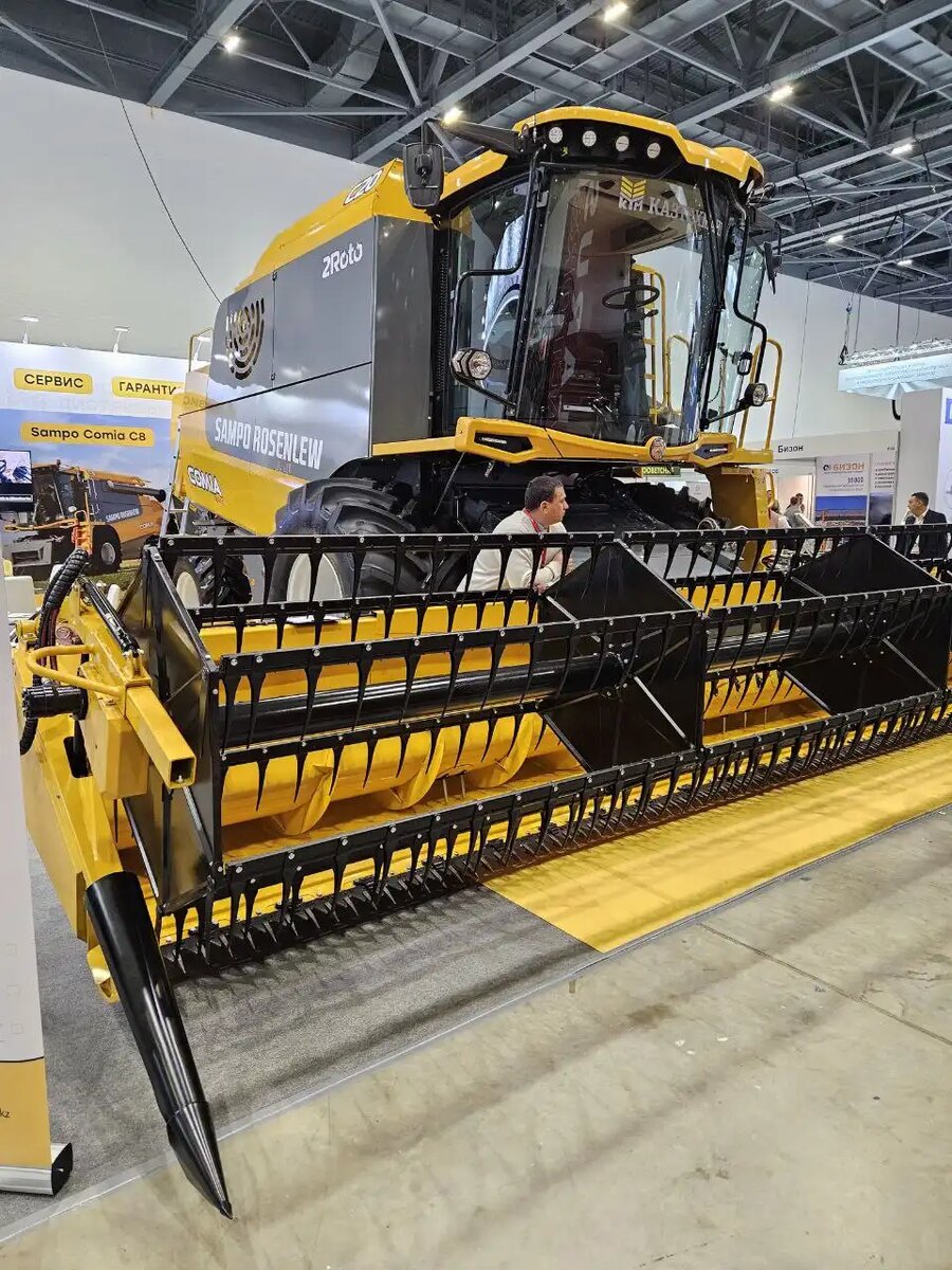 Зерноуборочный комбайн Sampo Rosenlew Comia 2Roto на выставке KazAgro – 2023 в Республике Казахстан (источник: glavpahar.ru)