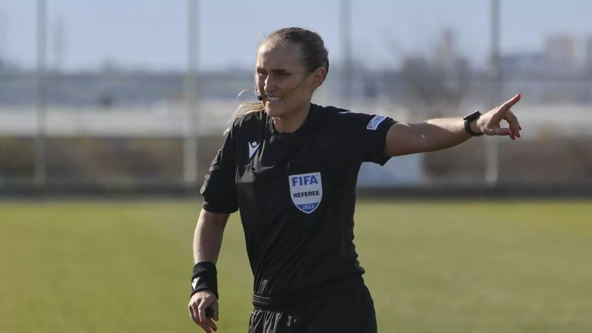     Главный тренер казанского «Рубина» Рашид Рахимов во время матча 6-го тура группового этапа Кубка России с московским «Локомотивом» вступил в диалог с судьей Верой Опейкиной.