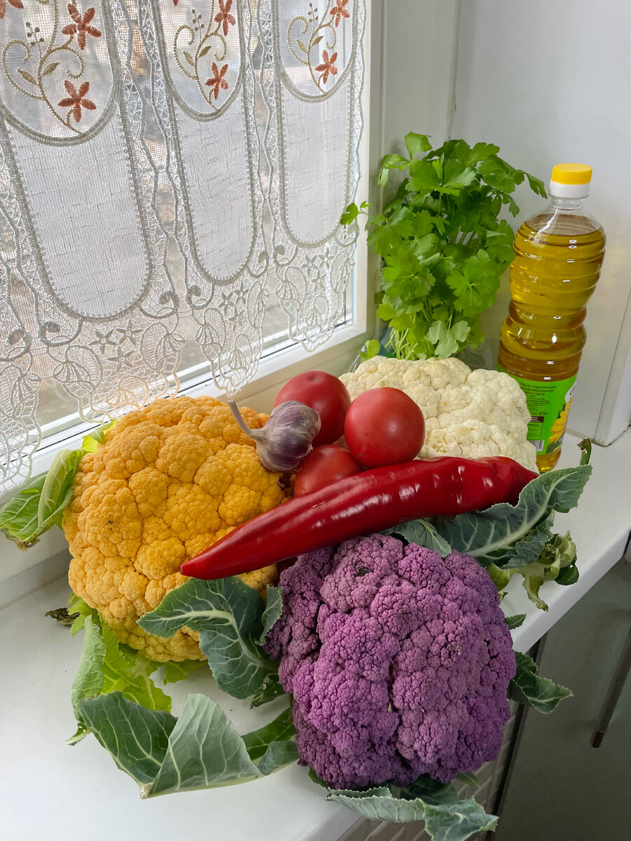 Вот что нужно для салата. Капуста может быть и обычного белого цвета.