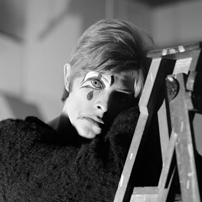 Джеральд Фернли сделал снимки Дэвида Боуи в гриме в 1967 году. Младший брат Джеральда принимал участие в подготовке первого музыкального альбома певца.-2