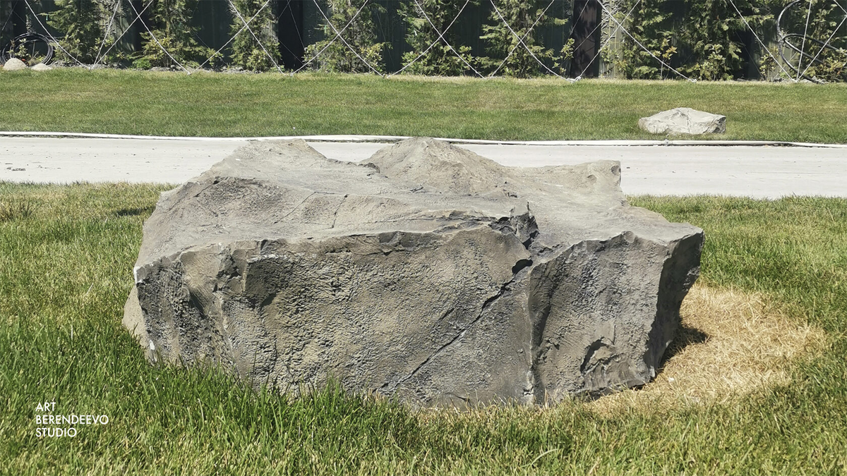 Декоративный валун из архитектурного бетона, закрывающий инженерные сети | ART BERENDEEVO STUDIO 