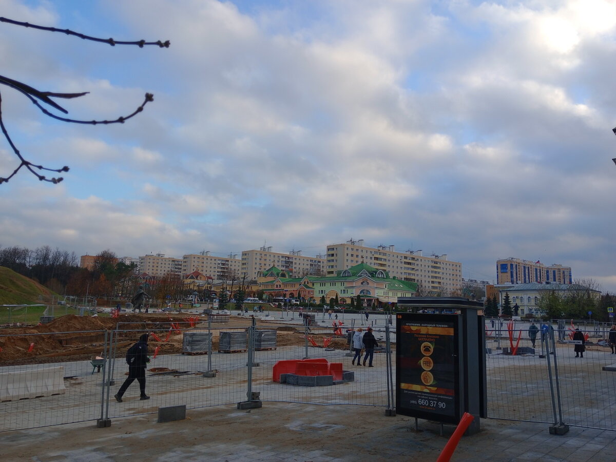 За Долгоруким Кремль, за Лениным- Райком.