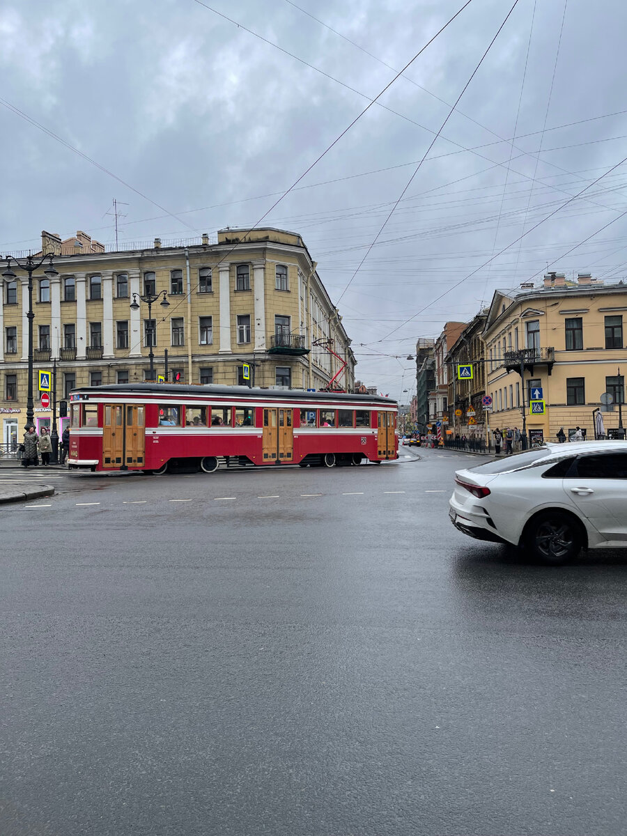Красный трамвай с большим стажем путешествий по городу