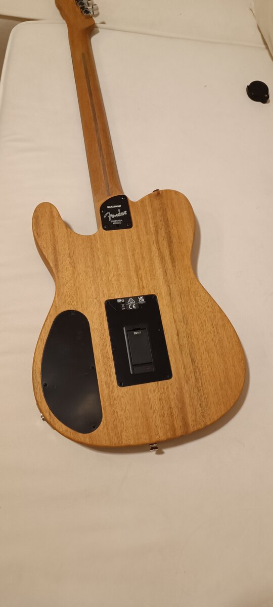 Вид на гитару Fender Acoustasonic Telecaster сзади