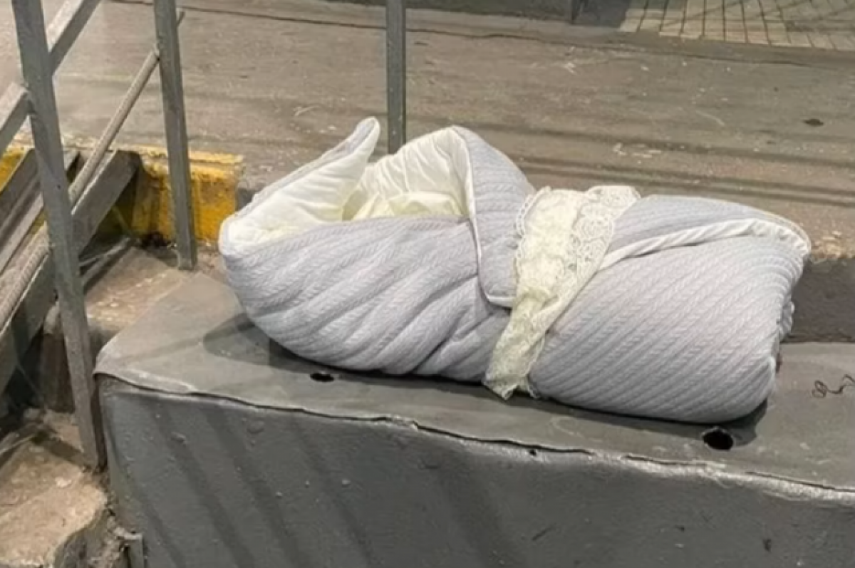 Выбросила ребенка на улицу. Коляска с помойки. Фото выброшенных младенцев. Выбросила ребенка на улицу. Брошенный новорожденный ребенок.