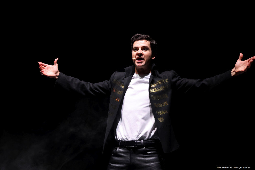 Дрезден театр сцена. Театр кашемир. Фотографии на стенах театра покровского. Театр кашемир. Театр кашемир.