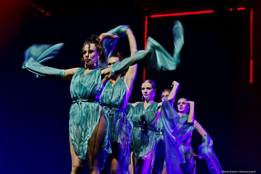 Зрительный зал вид со сцены. Легенда о любви большой театр. Молодежный театр барнаул. С новый год у ворот. Blank ночной клуб санкт-петербург.