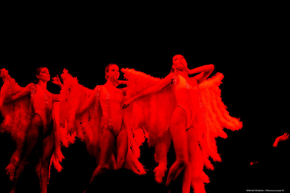 А. Театр кашемир. Риголетто мариинский театр эдем умеров. Молодежный театр алтая фауст. Красная комната эстетика.