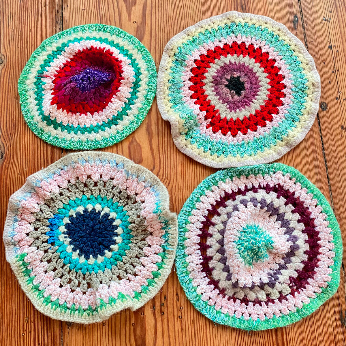 Дано: 4 вязаных кружка