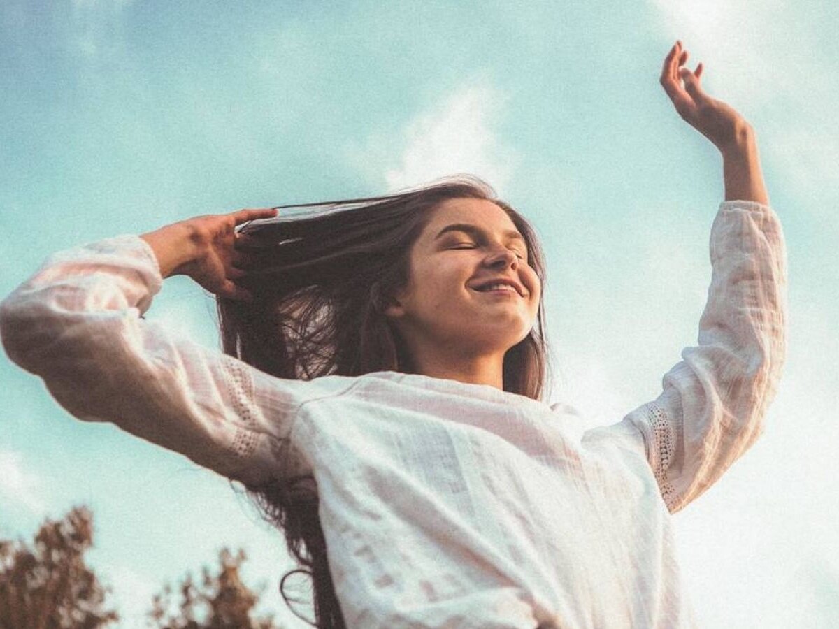 Аффирмации могут быть мощным инструментом для изменения вашего мышления и улучшения вашей жизни. С их помощью вы можете перепрограммировать свой ум на более позитивные и продуктивные мысли и убеждения.