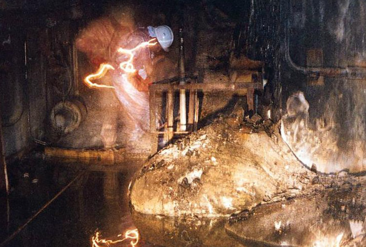 Артур Корнеев, зам. директора объекта «Укрытие» на Чернобыльской АЭС, изучает ядерную лаву (так называемую «слоновью ногу»), Чернобыль, 1996. Фото: Министерство энергетики США