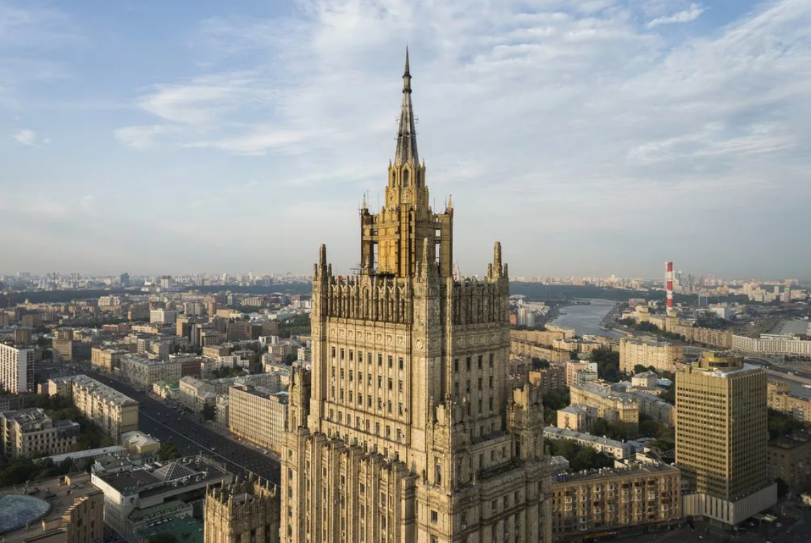 Высотка здание. Здание МИД РФ на Смоленской-Сенной площади. Сталинская высотка МИД В Москве. Здание МИД сталинская высотка. Здание МИД на Смоленской площади.