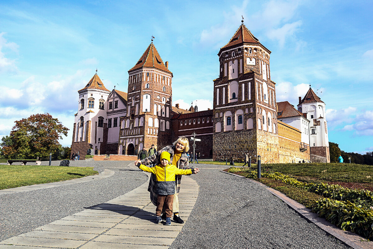 В этот раз в Мире - с внуком Никитой. Фото Н. Самолевич