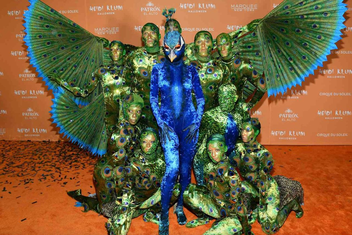 Хайди Клум в образе гиганского павлина с живым оперением
