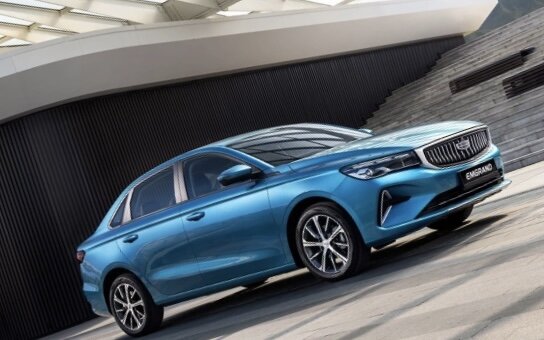 Китайская компания Geely представила седан Emgrand для России. Автомобиль на отечественном рынке будет доступен в четырех комплектациях. Цены на модель пока не называются. Среди конкурентов новинки — Kaiyi E5 и BAIC U5 Plus.

В базовой версии Standard новый седан получил галогеновые фары ближнего и дальнего света, светодиодные дневные ходовые огни, стеклоподъемники с электроприводом, кондиционер, аналоговую приборную панель с 3,5-дюймовым экраном, восьмидюймовым сенсорным дисплеем мультимедийной системы и аудиосистемой с двумя динамиками.

rbc.group

Реклама 00:00
00:00 / 01:52
Пропустить рекламу можно через
Комплектация Comfort дополнена подогревом передних сидений, USB-разъемом для пассажиров второго ряда, датчиком освещения и задними датчиками парковки. Кроме того, сиденье водителя обладает механическими регулировками по шести направлениям, включая регулировку по высоте. Также машина получила однозонный климат-контроль, систему мониторинга температуры и давления в шинах, систему бесключевого доступа и функцию запуска двигателя кнопкой в салоне и дистанционно с помощью кнопки на ключе.


НОВИНКИ 6 октября
В Казахстане начались продажи седана Geely Emgrand. Подробности

GEELY 5 октября
Geely рассекретил седан Galaxy E8
Модификация Emgrand под названием Luxury укомплектовали светодиодными фарами ближнего и дальнего света, круиз-контролем, а также камерами заднего вида. Топовая версия Flagship оборудована люком на крыше, особой светодиодной подсветкой салона, 12,3-дюмововой электронной приборной панелью и 12,3-дюймовым сенсорным дисплеем мультимедиа.

Купить машину в России можно будет с безальтернативным 1,5-литровым атмосферным мотором мощностью 122 л.с. Двигатель работает совместно с пятиступенчатой механической коробкой передач либо с шестиступенчатым «автоматом». Длина седана составляет 4638 мм, ширина — 1822 мм, а высота — 1460 мм. Объем багажного отделения — 500 л.

Ранее продажи этой модели стартовали в Казахстане. В этой стране цены на автомобиль стартуют от 8 990 0000 тенге (1 861 390 руб.). Желающим приобрести топовую версию новинки придется заплатить 11 090 000 тенге (2 319 418 руб.).



Подробнее на Autonews:
https://www.autonews.ru/news/653b78849a7947803f702584
