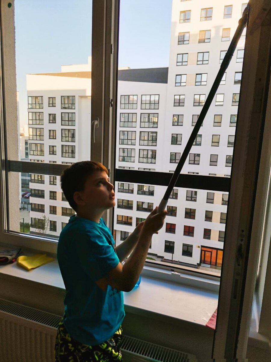 Роберт помогает мыть окна.