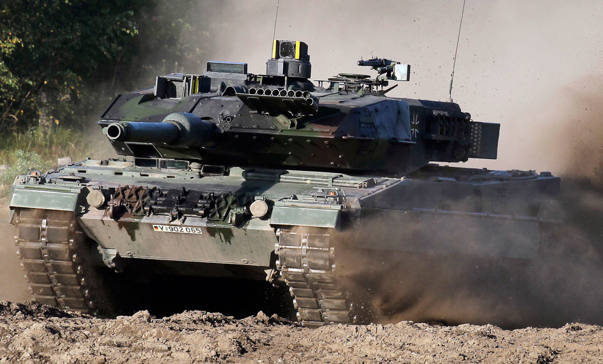 В "нулевых" Леопард-2 как минимум трижды признавался лучшим танком планеты по совокупности боевых качеств. Но тогда ещё никто не придумал повесить кумулятивный снаряд на маленький китайский дрон. Фото Бундесвер.