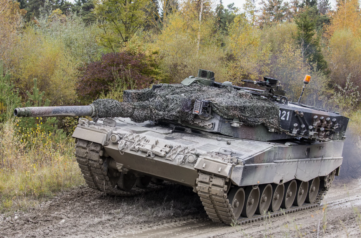 От современных средств поражения страдают не одни только "Лео-2".  Но в последнюю неделю этому ОБТ прямо катастрофически не везло на ювелирные попадания и их последствия. Наши бойцы хорошо знают его слабые места, это очевидно. Фото АР