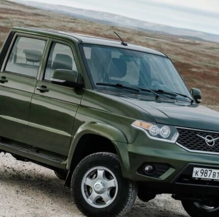 УАЗ запустил онлайн-продажи автомобилей по заводским ценам, говорится в полученном Autonews.ru сообщении компании. Дистанционно можно выбрать машину и с помощью конфигуратора подобрать нужные модификацию, комплектацию, цвет и опции. В компании подчеркнули, что автомобиль будет готов к выдаче в Ульяновске через 3-6 месяцев с момента размещения заказа и продан по РРЦ (рекомендованной розничной цене).

Одновременно для клиентов, которые собираются приобретать машину у дилеров, УАЗ ввел дополнительную плату в размере 50 тыс. руб. В УАЗ объяснили, что эти деньги они будут брать за доставку моделей в автосалоны.


«Во второй половине текущего года УАЗ столкнулся с резким и неуправляемым удорожанием тарифов на логистические услуги, в результате чего с начала 2023 г. стоимость затрат на транспортировку готовой продукции по территории России увеличилась более чем вдвое. В связи с этим с 1 ноября компания вынуждена ввести частичную компенсацию стоимости доставки автомобилей до дилерских центров», — подчеркнули в компании.

В сентябре АвтоВАЗ запустил онлайн-продажи автомобилей Lada по заводским ценам. Дистанционно можно выбрать автомобиль, зарезервировать его, получить одобрение кредита и внести полную оплату. Сейчас на онлайн-витрине по заводской цене представлены только Lada Granta в комплектации Standart и спортивная версия модели Drive Active.

По данным Комитета автопроизводителей Ассоциации европейского бизнеса с января по сентябрь 2023 г. УАЗ продал 24 848 новых автомобилей. Эта цифра на 50% больше показателей за аналогичный период 2022 г. Самой популярной моделью российской компании стали внедорожники Patriot. За первые девять месяцев нынешнего года в стране было реализовано 6989 таких машин.