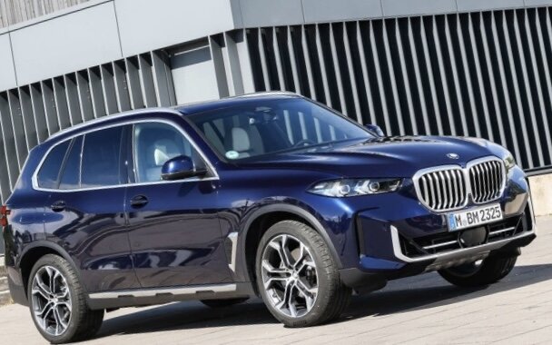 России сразу несколько дилерских центров привезли по параллельному импорту партии обновленных кроссоверов BMW X5. Например, этот автомобиль можно приобрести в торговой компании в Москве. Как объяснил сотрудник дилерского центра корреспонденту Autonews.ru, который выступил в роли потенциального покупателя, на данный момент у них имеется в наличии около десяти немецких кроссоверов.

Самым доступным вариантом стала покупка BMW X5 xDrive30d с M-пакетом. Стоит такая модель 11,7 млн руб. При сдаче старого автомобиля в трейд-ин можно сэкономить до 70 тыс. руб. Для сравнения, в Германии, по данным официального сайта, покупка такого кроссовера обойдется минимум в €91 400 (9,2 млн руб.).

За эти деньги клиент  получит полноприводный автомобиль с трехлитровым дизельным мотором мощностью 286 л.с. Агрегат работает совместно с восьмиступенчатой автоматической коробкой передач. Кроссовер укомплектовали спортивными креслами, автоматическим четырехзонным климат-контролем, премиальной аудиосистемой Harman/Kardon и множеством систем помощи водителю на дороге.
Также клиентам предлагают полноприводный BMW X5 xDrive40i Basic с трехлитровым бензиновым двигателем мощностью 340 л.с. Такой кроссовер стоит в автосалоне минимум 12,4 млн руб.

Также немецкие автомобили можно найти в автосалоне на северо-западе Москвы. Там в наличии оказались дизельные BMW X5 xDrive30d, цены на которые варьируются от 12,6 млн до 14,9 млн руб. При этом, по словам продавца, бензиновые модификации машины у них закончились. Однако менеджер дилерского центра пообещал скорые поставки в самое ближайшее время. При этом о схеме ввоза этих моделей в Россию он умолчал.