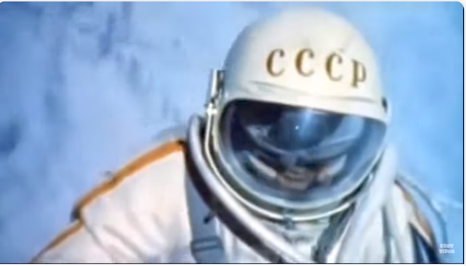 Первый астронавт вышедший в космос