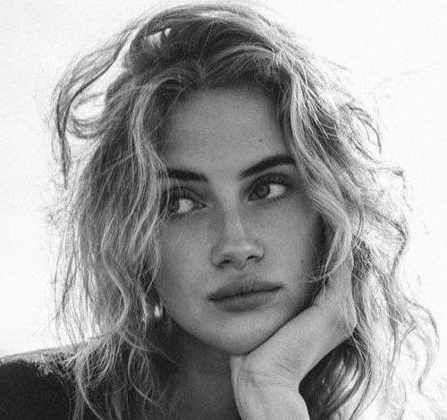 

Часто люди ставят нас в неудобное положение, когда просят сделать что-то в чьём-то присутствии. 

Согласитесь, наедине отказать кому-то легче. Никому же не хочется показаться в чужих глазах жадным или чёрствым человеком, правда?

Чтобы таких ситуаций избежать, нужно уметь правильно слезать с крючка манипулятора. 

Для этого и существует метод энергетической паузы. Смотрите в глаза человеку так, будто собираетесь ответить. Он уже ждёт, когда вы согласитесь с ним, но ответа от вас нет.

Собеседник в растерянности, смущённо отводит взгляд, и вы просто меняете тему беседы. Вуаля! Вы снова победили 😉