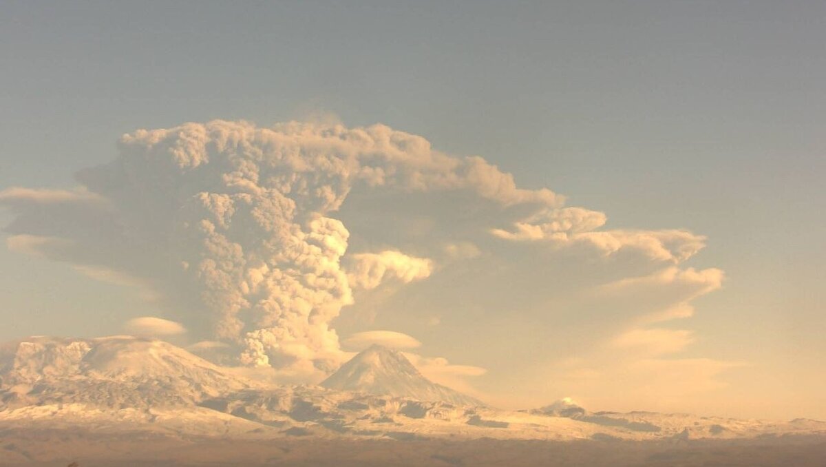     Извержение вулкана Ключевской на Камчатке привело к введению красного кода авиационной безопасности. Из дальневосточной столицы в Петропавловск-Камчатский летает несколько авиакомпаний.