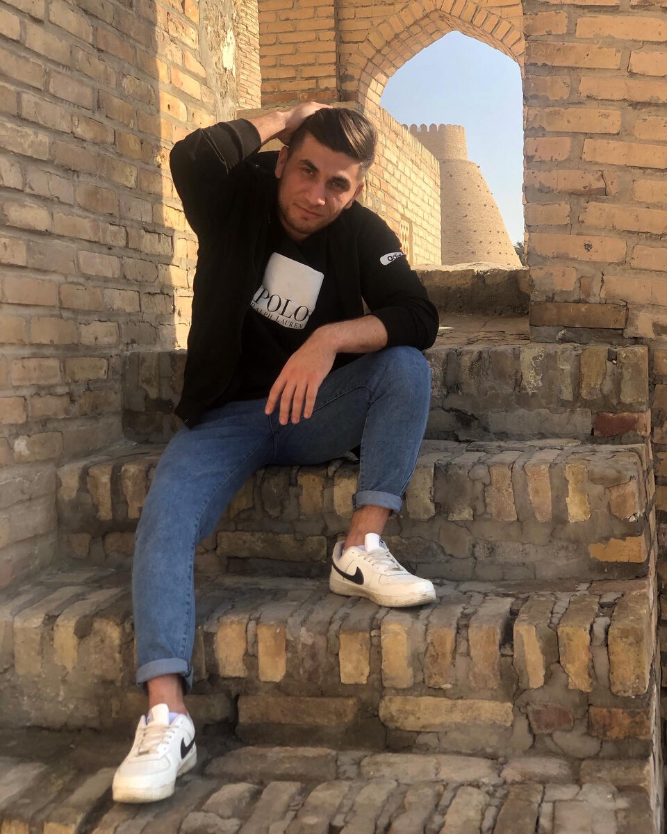 realmelali — Asian young rap artist and beatmaker. Born in Kagan (Uzbekistan) on March 18, 2000. In Kagan, he went to school and studied at the Pedagogical College. After college, he began to work and sang at the same time. The guy learned to write beats on his own, mix tracks, make songs on a turnkey basis. Dreaming of a career as an artist, he flew to Moscow