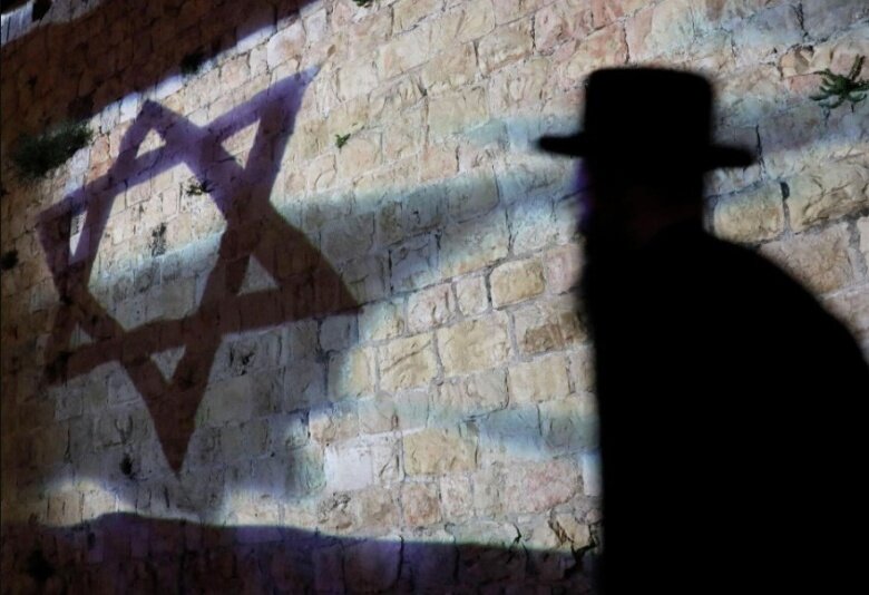 Для кого-то звезда Давида – путеводная, а кому-то она ненавистна. «Когда народы, распри позабыв, в великую семью соединятся», – спрашивает нас Пушкин. Нам нечего ему ответить. Но очень нужно.