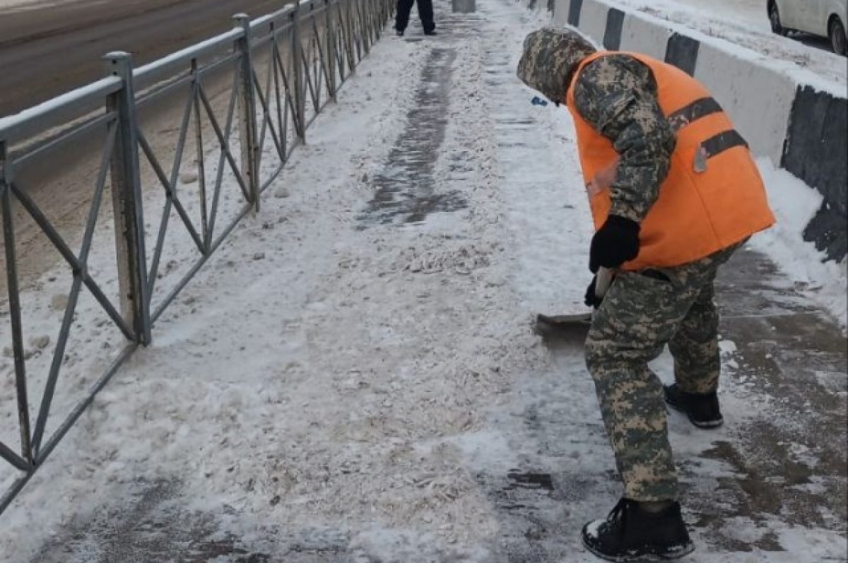    Уборка улиц после снегопада продолжается в Иркутске 2 ноября