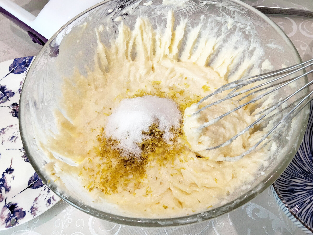 Готовят тесто. Смешали масло сахар, цедру, ванильный сахар