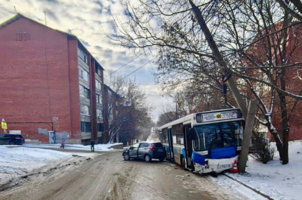    2 человека пострадали в ДТП с участием автобуса на улице Гоголя в Иркутске