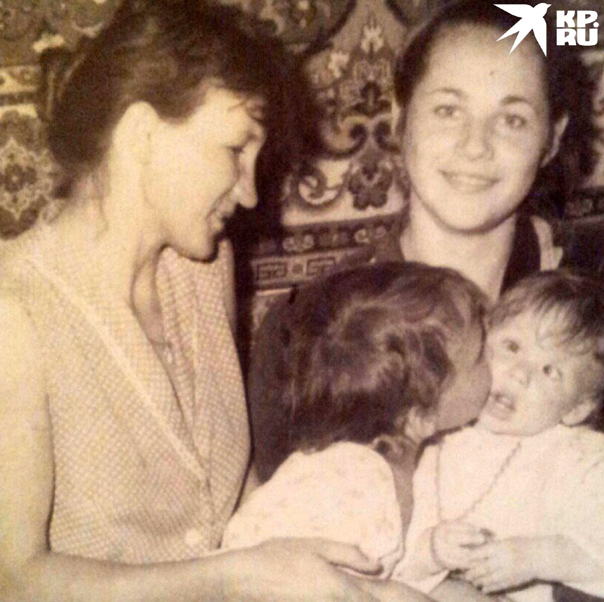 Частенько, листая альбом, парень обращал внимание на забавный снимок: на нем он, двухлетний, целует девочку-погодку. Фото предоставлено Евгением Орловым.