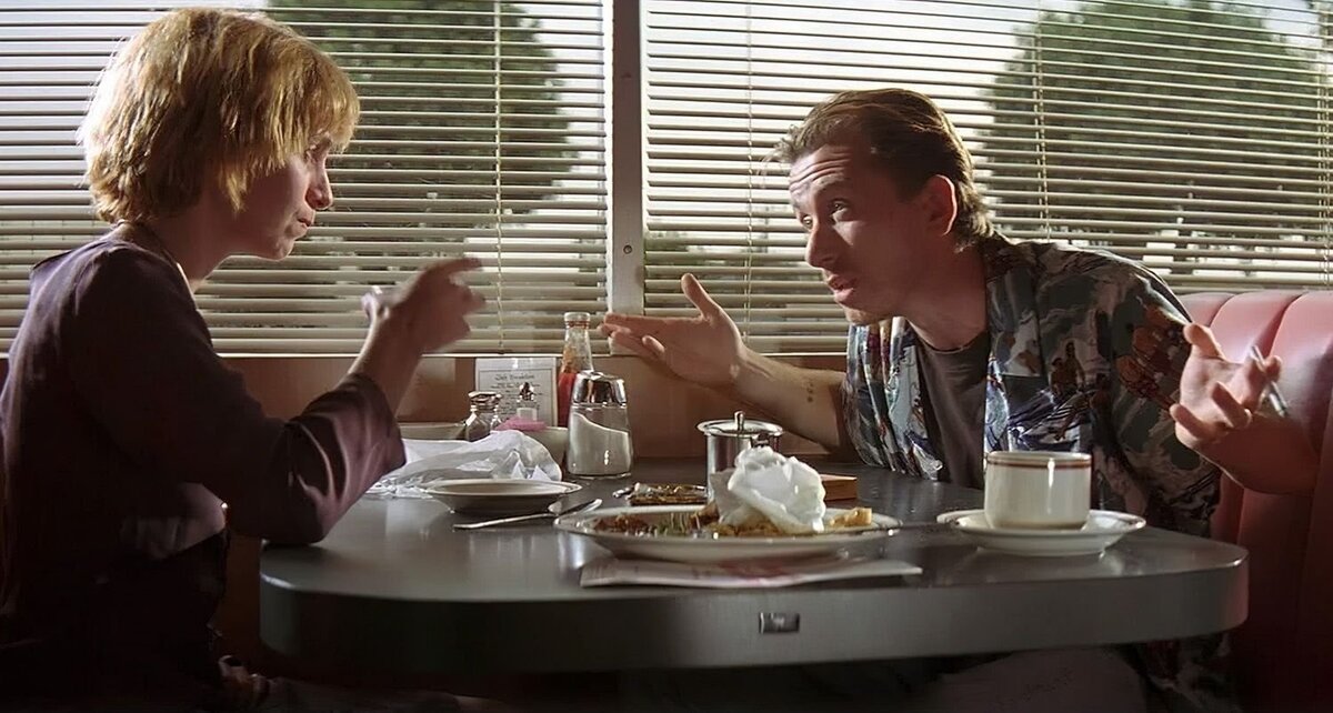 ...повторяет открывающую сцену в «Криминальном чтиве» Квентина Тарантино