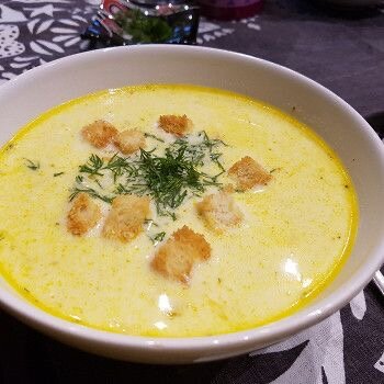 Сырный суп по-французски, с курицей 
Рекомендую нежный и суп с плавленным сыром.
Для супа на понадобиться:
Филе куриное-500 г.
Сыр плавленый-200г.
Картофель-400г.
Лук репчатый-150г.
Морковь-180г.
Масло сливочное-30г.
Соль-по вкусу.
Перец черный молотый-по вкусу.
Зелень-по вкусу. 

Куриное филе разрезать на кусочки, выложить в кастрюлю (3-литровую), залить холодной водой (2-2,4 л.), поставить на огонь. Довести до кипения, варить на небольшом огне 30 минут.
Тем временем картофель очистить, разрезать на кусочки.
Морковь очистить, нарезать соломкой. Лук очистить, нарезать кубиками.
Добавить в бульон подготовленный картофель. Варить на небольшом огне 15 минут.
Разогреть сковороду, выложить сливочное масло, растопить. Выложить на сковороду лук и морковь. Обжарить, помешивая, 3-4 минуты на небольшом огне.
Добавить в кастрюлю обжаренные овощи. Посолить, поперчить. Варить 4-5 минут.
Плавленый сыр нарезать небольшими кусочками.
Зелень мелко нарезать. В суп добавить сыр и зелень, хорошо перемешать, для того чтобы сыр расплавился в супе. Выключить огонь. Сырный суп по-французски готов. 
Подавать суп сухарями.
Приятного аппетита!