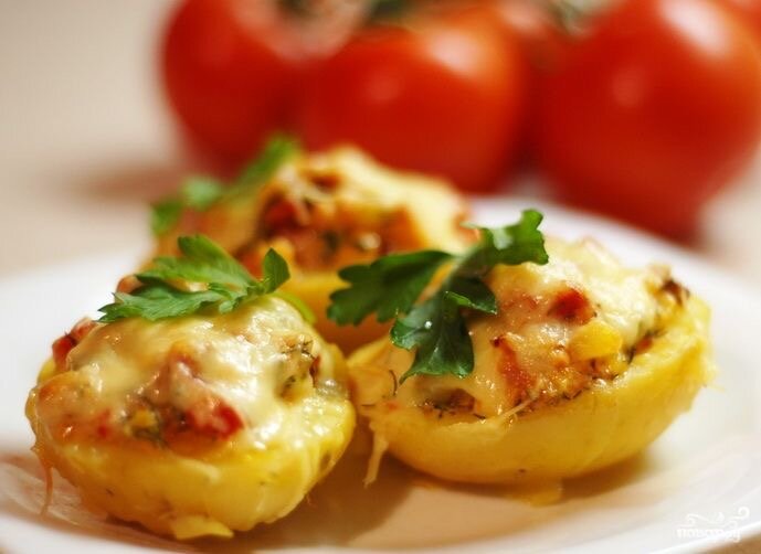 Готовим ароматный и вкусный картофель!
Подойдёт как основное блюдо и как гарнир.
Для запеченного картофель в духовке нам понадобиться:
Картофель большой - 4 шт.
Бекон (или грудинка) - 120 г
Лук репчатый - 1 шт.
Сыр твёрдый - 70 г
Масло сливочное - 20 г
Соль - по вкусу
Масло растительное (при необходимости) - для жарки
 
Как приготовить фаршированный картофель, запечённый в духовке:

Включить духовку и разогреть до 180 градусов.
Картофель тщательно помыть, проколоть вилкой по всей поверхности и посолить. Замотать картофель в фольгу и отправить запекаться в духовку при температуре 180 градусов на 60-90 минут, до полной готовности. Готовность картофеля можно проверить зубочисткой.
Лук мелко нарезать. Бекон (или грудинку) нарезать полосками.
Сыр натереть на мелкой тёрке.
На сухой сковороде обжарить бекон (или грудинку), чтобы вытопился жир. Когда бекон (грудинка) подзолотится, добавить лук и жарить до румяности. Если вытопившегося жира мало, добавьте немного растительного масла.
Срезать верхнюю часть запечённой картошки вдоль. При помощи чайной ложки достать картофельную мякоть, оставляя небольшие бортики.
Толкушкой размять картофельную мякоть со сливочным маслом. Добавить обжаренный с луком бекон и сыр. Посолить и перемешать.
Нафаршировать картофель.
Запекать фаршированную картошку при температуре 200 градусов 10 минут.
Готовый фаршированный картофель, запечённый в духовке, подавать горячим, сверху посыпав зеленью по желанию.

Приятного аппетита!