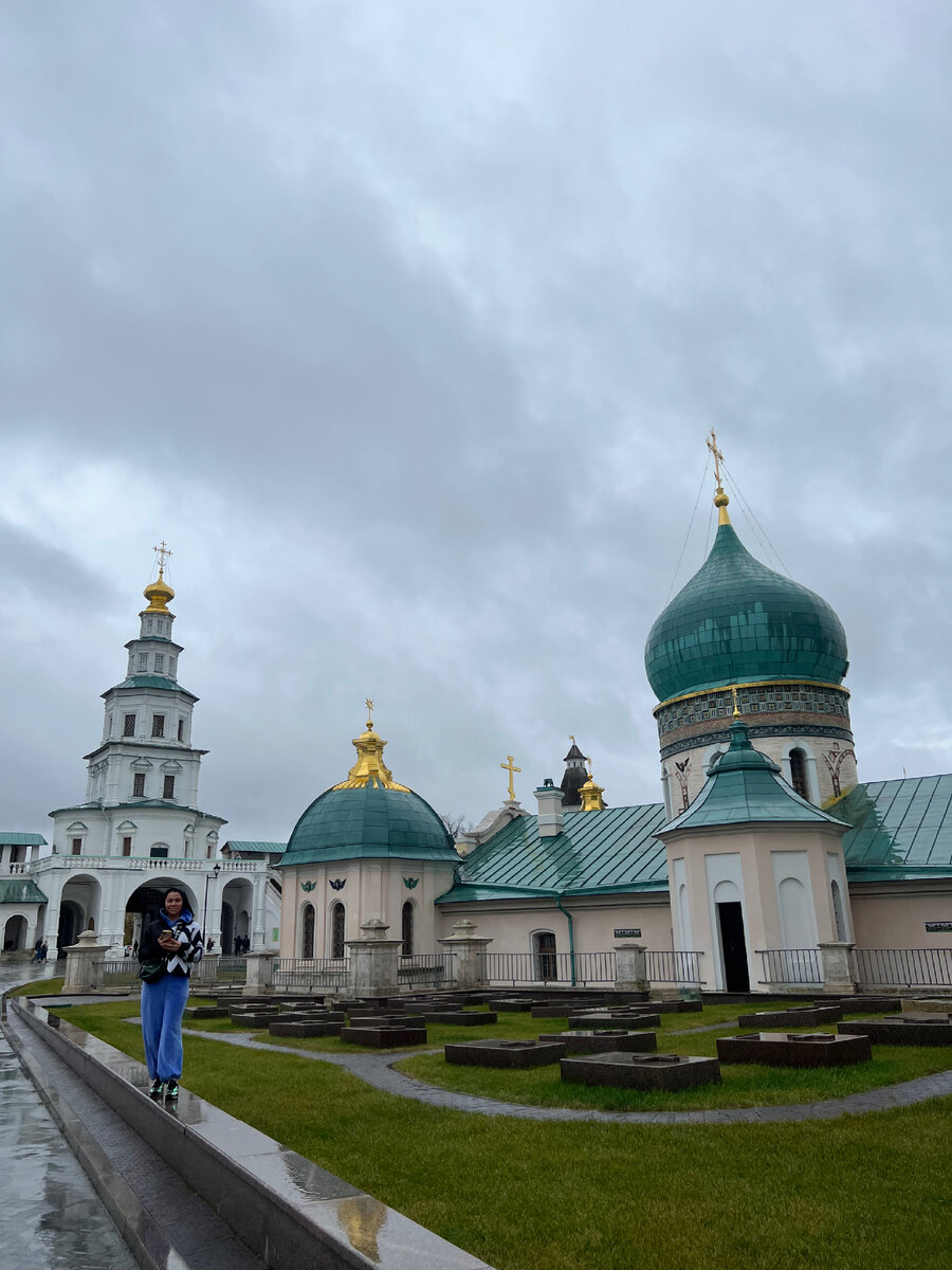 Это одно из самых заповедных и святых мест на Земле для каждого духовного человека - библейский ее уголок.
Удивительная природная красота и величественное очарование пейзажей привлекли сюда, в далеком 1656 году святейшего Никона, Патриарха Московского и всея России. Именно здесь, очарованный открывающимися видами красавицы-реки Истры в окружении девственных лесов, пойменных лугов и перелесков, патриарх-реформатор решает воссоздать точное подобие Святой Земли. 