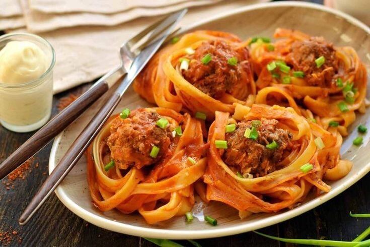 Готовим ароматный и вкусный картофель!
Подойдёт как основное блюдо и как гарнир.
Для запеченного картофель в духовке нам понадобиться:
Картофель большой - 4 шт.
Бекон (или грудинка) - 120 г
Лук репчатый - 1 шт.
Сыр твёрдый - 70 г
Масло сливочное - 20 г
Соль - по вкусу
Масло растительное (при необходимости) - для жарки
 
Как приготовить фаршированный картофель, запечённый в духовке:

Включить духовку и разогреть до 180 градусов.
Картофель тщательно помыть, проколоть вилкой по всей поверхности и посолить. Замотать картофель в фольгу и отправить запекаться в духовку при температуре 180 градусов на 60-90 минут, до полной готовности. Готовность картофеля можно проверить зубочисткой.
Лук мелко нарезать. Бекон (или грудинку) нарезать полосками.
Сыр натереть на мелкой тёрке.
На сухой сковороде обжарить бекон (или грудинку), чтобы вытопился жир. Когда бекон (грудинка) подзолотится, добавить лук и жарить до румяности. Если вытопившегося жира мало, добавьте немного растительного масла.
Срезать верхнюю часть запечённой картошки вдоль. При помощи чайной ложки достать картофельную мякоть, оставляя небольшие бортики.
Толкушкой размять картофельную мякоть со сливочным маслом. Добавить обжаренный с луком бекон и сыр. Посолить и перемешать.
Нафаршировать картофель.
Запекать фаршированную картошку при температуре 200 градусов 10 минут.
Готовый фаршированный картофель, запечённый в духовке, подавать горячим, сверху посыпав зеленью по желанию.

Приятного аппетита!