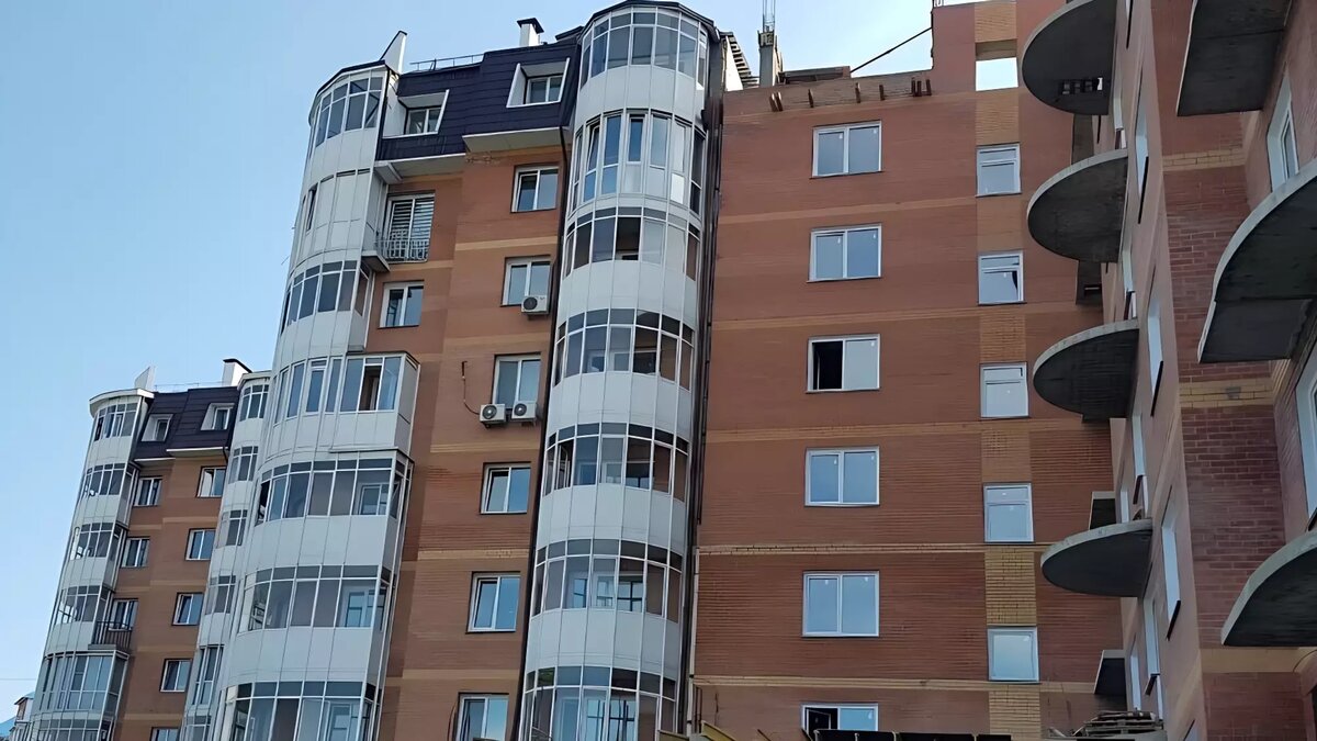     В Абакане дом обманутых дольщиков по Дружбы Народов, 41 сдадут до конца года. Работы уже находятся на завершающей стадии. Дольщики не могут получить квартиры в этом доме уже много лет.